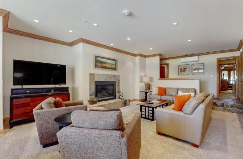 Luxury Ski In, Ski Out 2 Bedroom Mountain Residence In The Heart Of Lionshead Village With Heated Slope Side Pool And Hot Tub